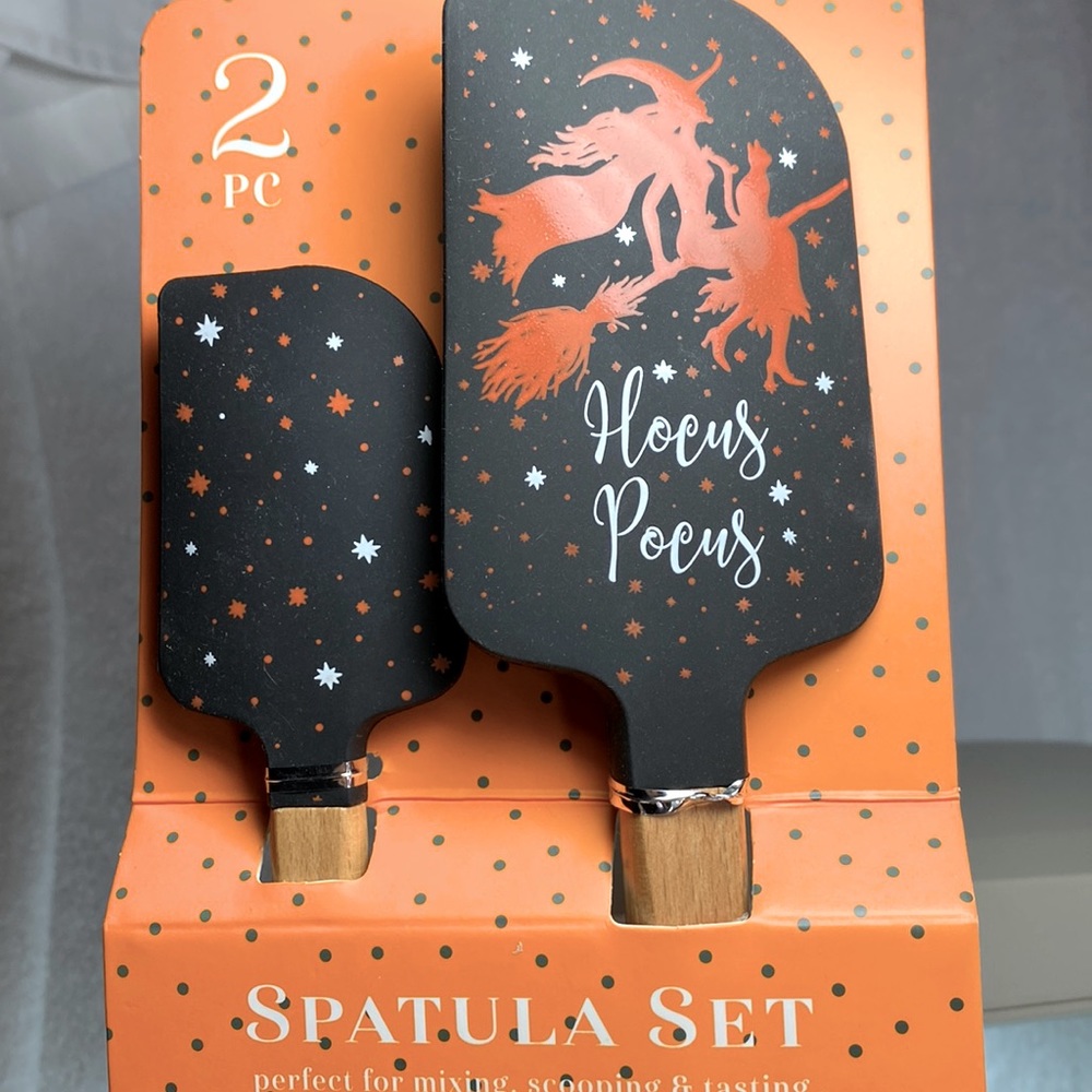 HOCUS POCUS DISNEY BAKING SPATULA SET NWT SET IF 2 - Picture 1 of 4